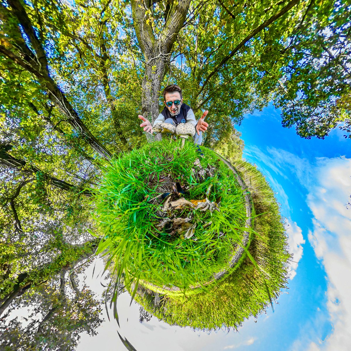 KanDao Technology (@kandaovr) on Twitter photo 🌿Jungle Selfie with <a href="/BartAchilles/">Bart Achilles</a> & QooCam 3 Ultra! 🍄
Bart takes us on a 360° journey through the jungle, captured with the QooCam 3 Ultra. Say “cheese” and get up close with the quirky Pholiota squarrosa in this wild shot. Time for a jungle selfie!
👉eu.kandaovr.com/products/qooca… 🌿Jungle Selfie with <a href="/BartAchilles/">Bart Achilles</a> & QooCam 3 Ultra! 🍄
Bart takes us on a 360° journey through the jungle, captured with the QooCam 3 Ultra. Say “cheese” and get up close with the quirky Pholiota squarrosa in this wild shot. Time for a jungle selfie!
👉eu.kandaovr.com/products/qooca…