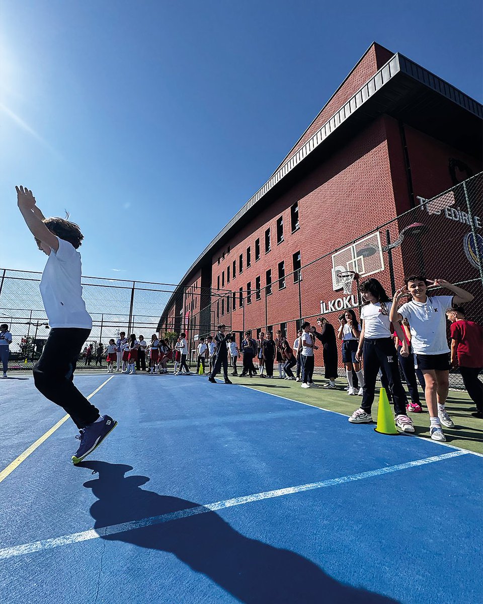 🎉 Baharın coşkusuyla 23 Nisan neşesi kampüsümüzü sardı!
#TEDEdirneKoleji’nde çocuklarımız bayramı bayram gibi yaşadı! 🇹🇷

🏃‍♂️ Geleneksel sokak oyunları,
⚽️ Futbol, 🏀 Basketbol, 🏐 Voleybol turnuvaları,
🎯 Parkur oyunlarıyla dolu dolu bir hafta geçirdik!

Cıvıl cıvıl kahkahalar,