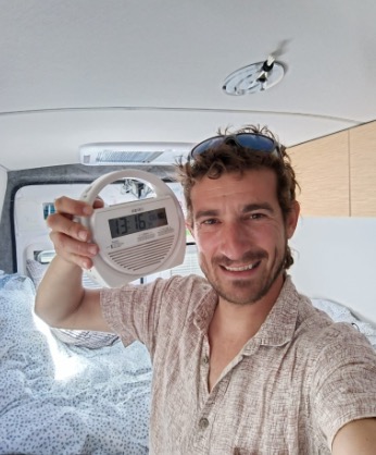 Gracias a mi radio que se carga con una dinamo no tuve ningún problema para informarme con la radio... Además tiene también linterna. Es la radio perfecta para cuando se acerque el fin del mundo.