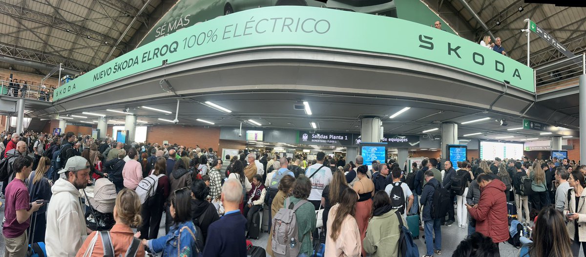 Robles_Eco's tweet photo. No sé quién o quienes han sido los ineptos responsables de este Caos, lo que tengo claro es que la Ciudadanía ha dado nuevamente ejemplo de tranquilidad, orden y saberse comportar. (Estación María Zambrano-Atocha) https://t.co/ql5jFTqpr8