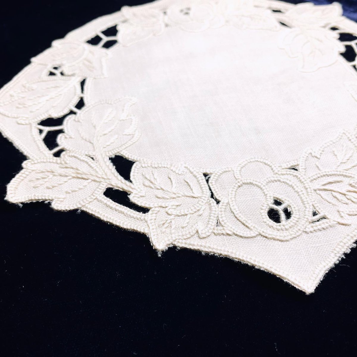 a_gold_needle's tweet photo. #cutworkembroidery #cutwork #カットワーク刺繍 #カットワーク #embroidery #broderie #刺繍 #hímzés #ricamo #bordado #कढ़ाई #вышивка #刺绣 #자수 #kazukihasegawa #長谷川和希 https://t.co/EYjugwkN0c
