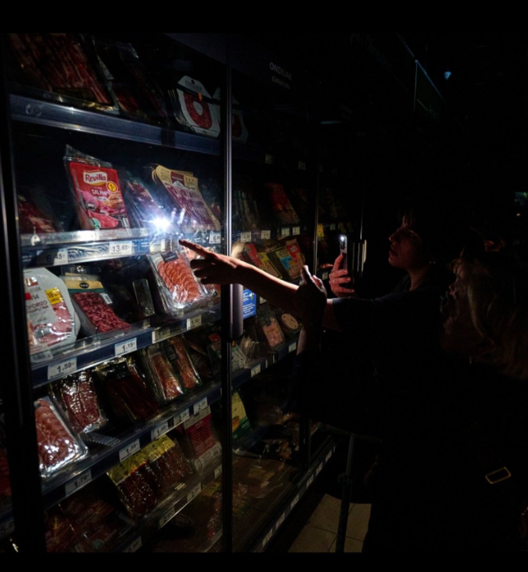 "Zortzi orduero entxufe bat behar duten animaliak gara" 

Gari eta gitlroldiozko.

📸: Iruñeako supermerkatu bat. El País.