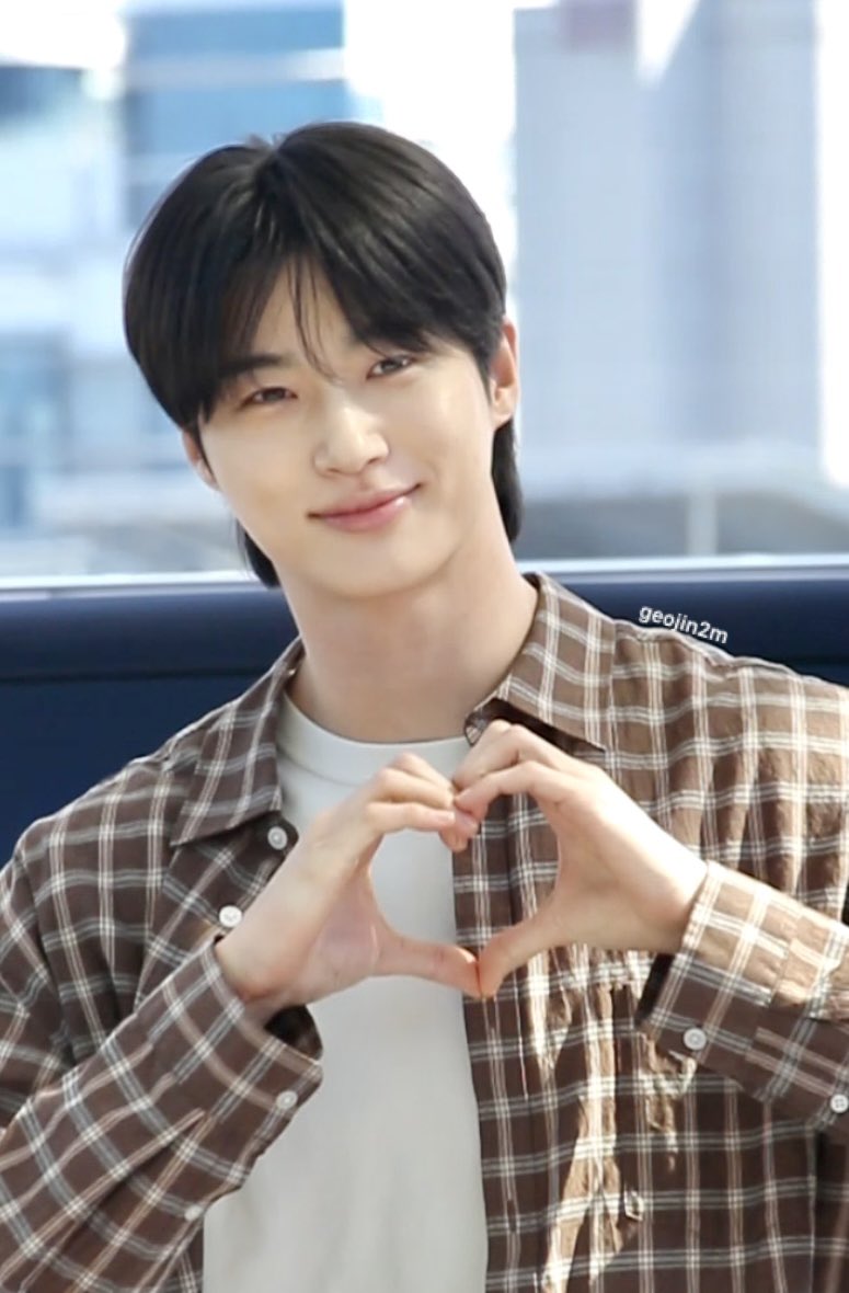 geojin2m's tweet photo. 하트장인 벼누서기~ ❤️
어쩜 이리 하트도 이쁘게 만들까~~~ 😍
#변우서 #byeonwooseok https://t.co/dDxchwxOuv