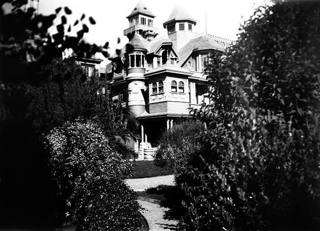 Winchester Konağı, yani Winchester Mystery House, Amerika'nın California eyaletinde bulunan, ünlü bir malikanedir. San Jose'nin güneyinde yer alan bu ev, Sarah Winchester tarafından inşa ettirilmiştir. Sarah Winchester, ünlü tüfek üreticisi William Wirt Winchester'ın eşi ve