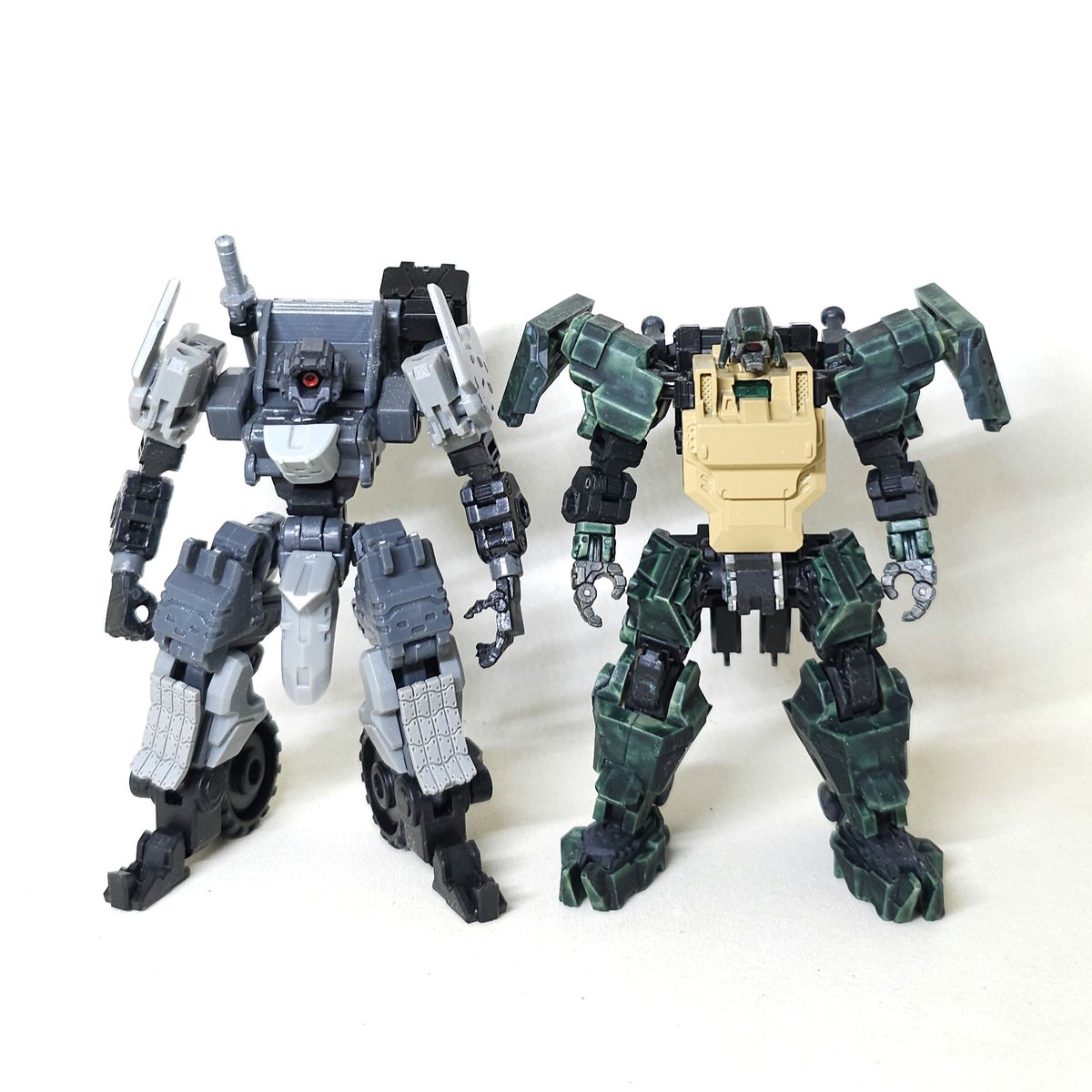 hirahirahirano's tweet photo. 1/60オリジナルロボ2体同時製作中
素材はタグを参照して下さい
緑の方はヴァルケン風味です
頭部の頭数が足らなくて困っています🤔
明日塗料仕入れに行こう
#大火鳥製造
#BIGFIREBIRDBUILD
#160scale
#ダイアクロン
#Emonster https://t.co/faN6WT6xt7