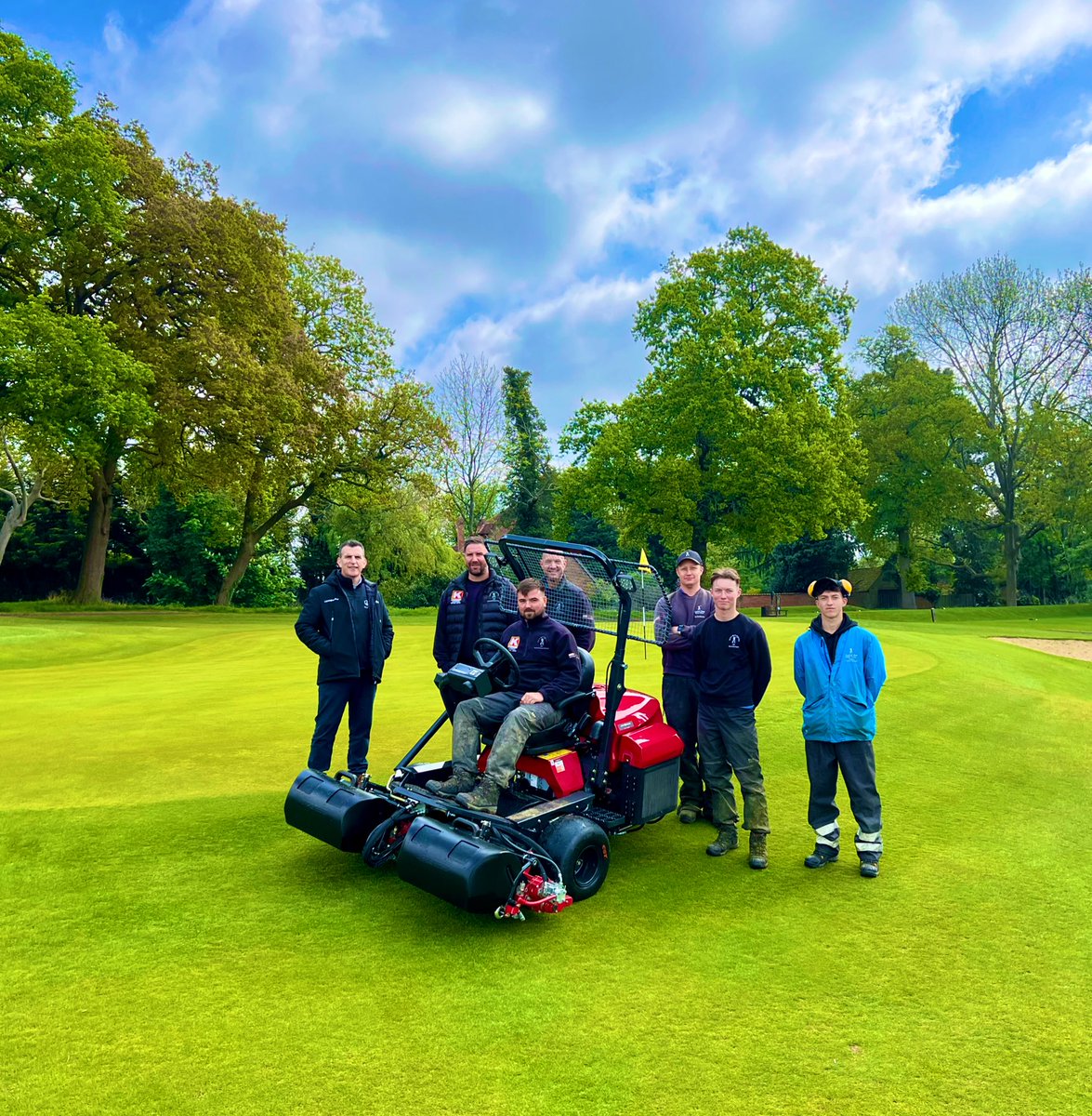 <a href="/ParkCalcot/">Calcot Park Golf Club Greenstaff</a> Tom and his Team taking delivery of more <a href="/baronessuk/">Baronessuk</a> equipment, this time the all hydraulic LM311, what a lovely course and top Team.
Thank-you for your continued investment. 😊