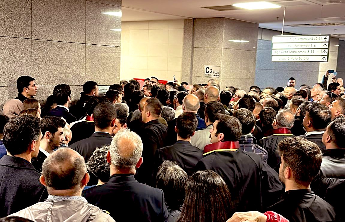 Ümit Özdağ, manifesto niteliğinde tarihi atıflarla kapsamlı bir savunma yapıyor:

“Erdoğan’ın Atatürk eleştirileri haksız, temelsiz, asılsız ve bilimsel olarak içi boş iddialardır. Erdoğan’ın, Atatürk dönemine yönelik eleştirilerinin temelinde, Atatürk’ün benimsediği laiklik