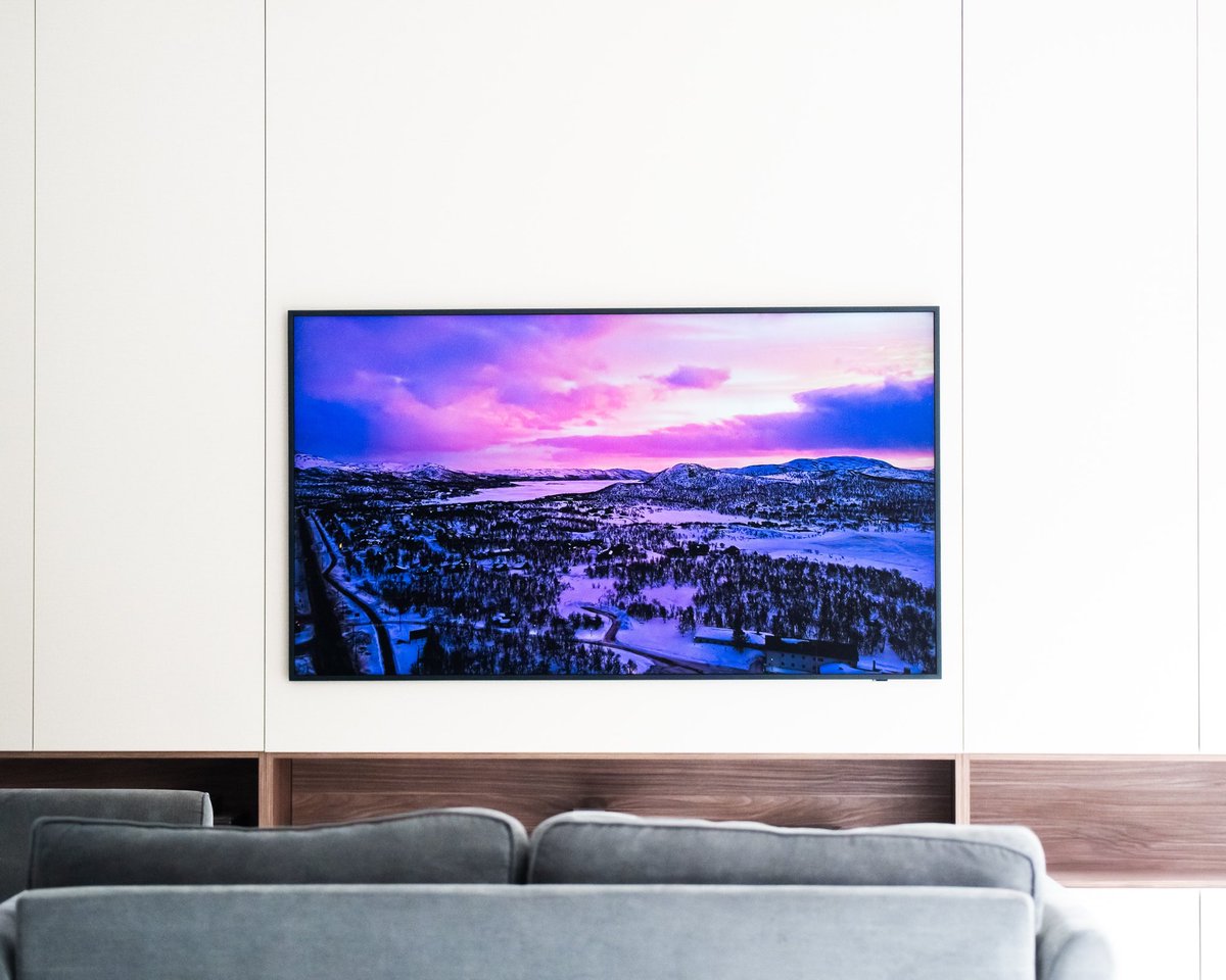 Fineline_av's tweet image. Looks like art, works like a TV. This Samsung Frame TV blends beautifully into the space, doubling as a stunning piece of wall art when not in use.

#smarthome #samsungframeTV #tvinstallation #modernliving #digitalart #homeentertainment #wallmount #interiordesign #finelineav