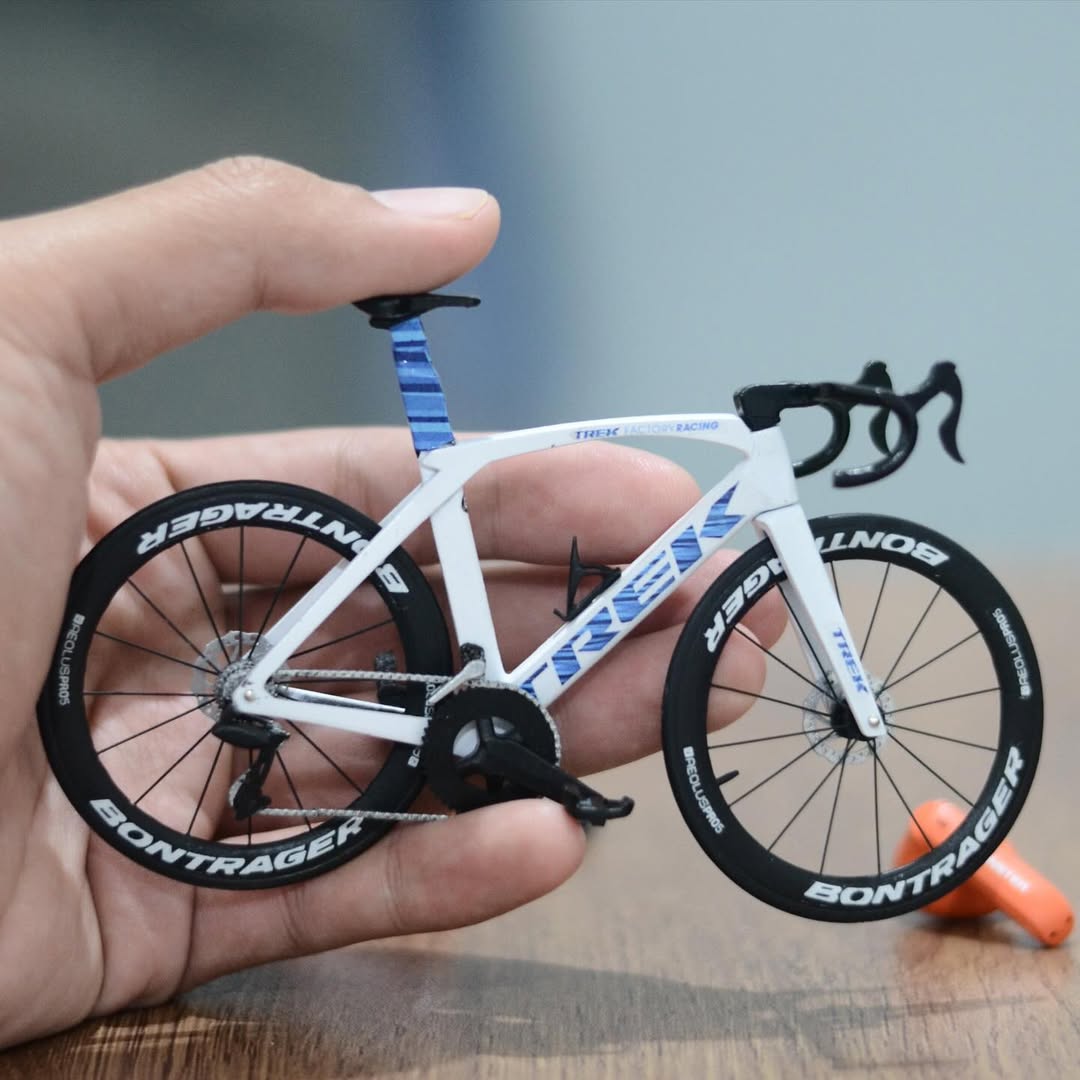 MINIATURE HANDMADE (@miniaturestoree) on Twitter photo Trek Madone SLR 9 (2020) 🚴♂️
Used by champs <a href="/JasperStuyven/">Jasper Stuyven</a> & <a href="/MadsPedersen/">Mads Pedersen</a>, this bike is a true icon. Get your handcrafted miniature today!
#TrekMadone #CyclingHistory #UCIWorldChampion Trek Madone SLR 9 (2020) 🚴♂️
Used by champs <a href="/JasperStuyven/">Jasper Stuyven</a> & <a href="/MadsPedersen/">Mads Pedersen</a>, this bike is a true icon. Get your handcrafted miniature today!
#TrekMadone #CyclingHistory #UCIWorldChampion