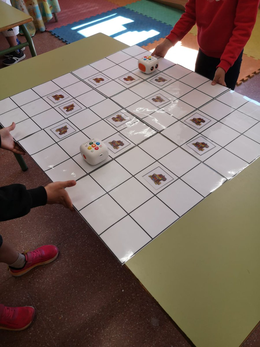 ProfeFcha1983's tweet photo. Ni un gran apagón puede parar a Código Escuela 4.0.

Ayer los chic@s de Infantil del CEIP San José de Calasanz de Getafe conocieron y jugaron con Tale Bot.

#codigoescuela4_0_madrid #if_cmadrid https://t.co/6PqrMjzV97