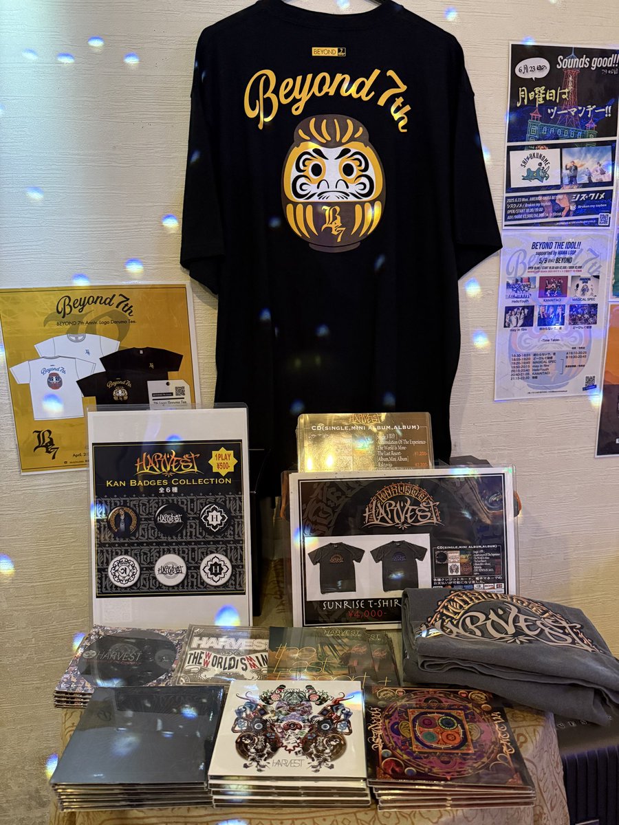 BEYONDさんのご好意で終演後まで物販できることになりました🙏
バーカン横でひっそりやっております。
BEYOND 7th Tシャツも売ってます。
3000円です。