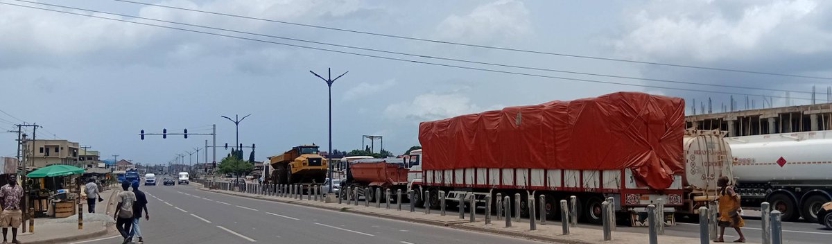 DeepDreamX1's tweet photo. I believe government should assess and improve the effectiveness of the Axle Load Control Programme and also reintroduce the road tolls.
On just the Nkroful -Apollo highway, these heavy cargo trucks run through everyday to neighbouring countries and towns.
@KAgbodza  Sheldon NYSC https://t.co/ZFOlkUbYjI