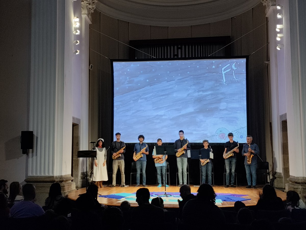 conservatorigi (@conservatorigi) on Twitter photo 🐳 Els alumnes de saxo, amb el seu professor David Salleras van protagonitzar el Concert Familiar ‘La història d’en Sax, la petita balena’. Un conte narrat i ideat per Tània Parra amb el què els nens i nenes es van submergir en els sons del saxofon. <a href="/DiputacioGirona/">Diputació de Girona</a> 🐳 Els alumnes de saxo, amb el seu professor David Salleras van protagonitzar el Concert Familiar ‘La història d’en Sax, la petita balena’. Un conte narrat i ideat per Tània Parra amb el què els nens i nenes es van submergir en els sons del saxofon. <a href="/DiputacioGirona/">Diputació de Girona</a>