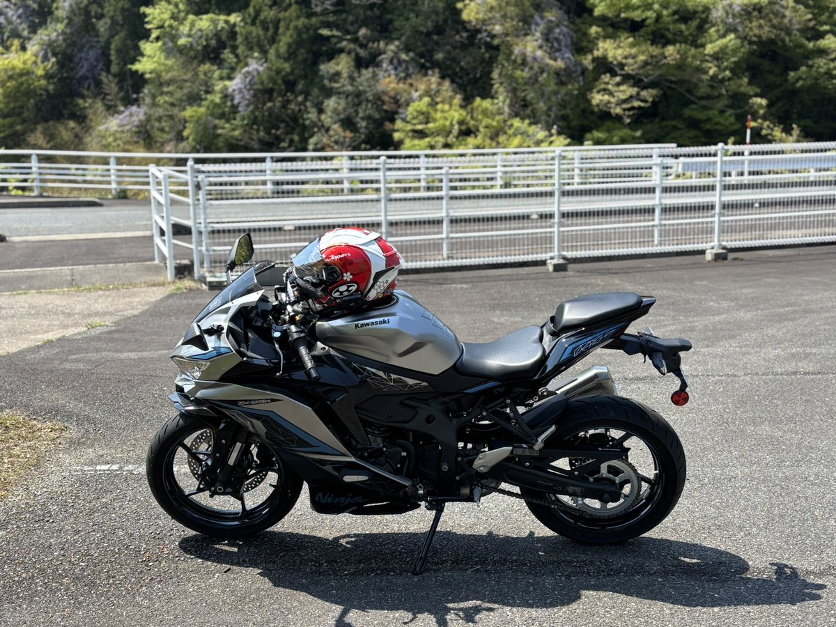 junoon27856622's tweet photo. 本日納車しました😊
エヴァ弐号機とZX25Rの2台でバイクライフ楽しんでいきます😆
#zx25r
#ninja250R 
#Kawasaki 
#バイク楽しい https://t.co/yXnxEfrkom