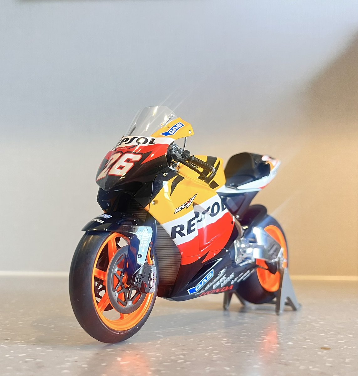 koi_koi_koikun's tweet photo. HONDA RC211V 完成しました。213よりこっちの方が断然カッコよき。コニカとかも作りたかったな。もう期待はできないかな。あれHRCデカール貼り忘れてるわ。
#タミヤ
#RC211V https://t.co/ikgqiuEgcg