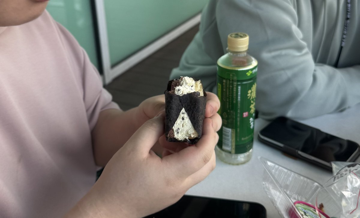ApexSirup's tweet photo. おにぎりたらふく食べるメタテンセイ
そして第2ターミナルで買ってきたおにぎりケーキ🍙
#MTEWIN
#ALGSOPEN
#こんが https://t.co/leuf9Oj0Lg