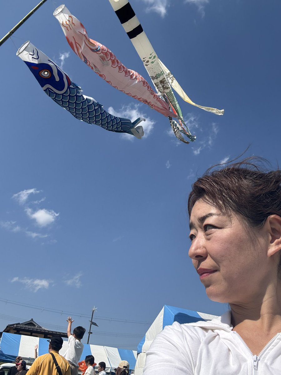 hirokosullivan's tweet photo. 今日は、天気も良くて、鯉のぼりもたくさん泳いでるイベントで、春うららの楽しいイベントでした〜❗️
ファイヤ🔥もできて楽しかった😀🌟 https://t.co/JUcECvAw5m