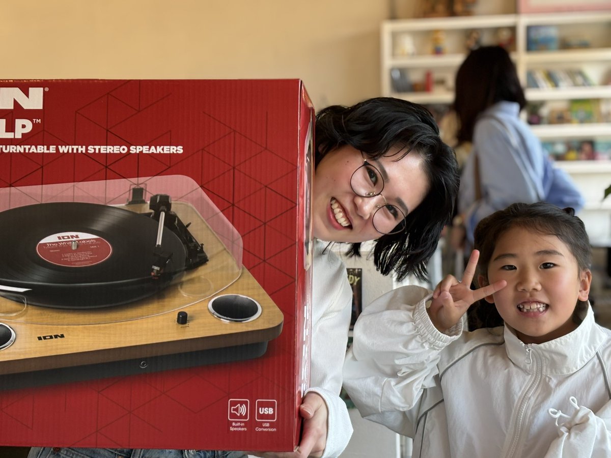 records_lie's tweet photo. 安城からご来店のお客様がレコードデビュー㊗️アグネスチャンからCharaまで幅広い年代のレコードをプレゼントさせていただきました。#ionaudio #レコードプレーヤー https://t.co/PnfmilUPsL