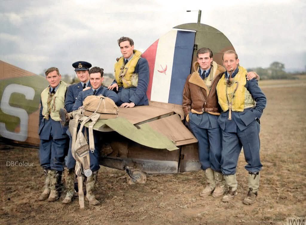 colour_history's tweet image. L to R: P/O James H Hoare-Scott, unknown (non-flying officer), P/O Anthony J Rippon, F/O John Seddon (seated), F/O Humphrey T Gilbert, P/O Howard C Mayers. 601 Squadron at RAF Exeter, September-November 1940.