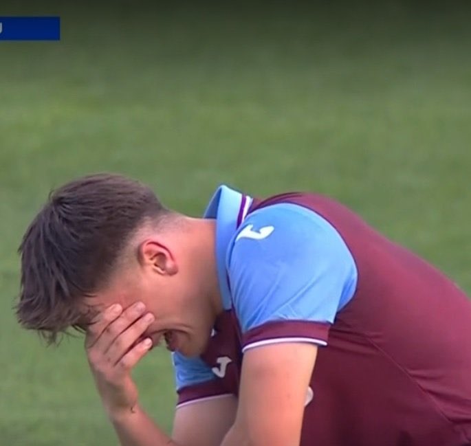 Resulnce5's tweet photo. Bizi sevinçten ağlatan kardeşimiz de ağladı 
##Bican gibi sevmek ,##
Biz Trabzonsporu böyle seviyoruz işte 
Trabzonspor ona hayat verenlerin hayatıdır. https://t.co/5XPglgtkru