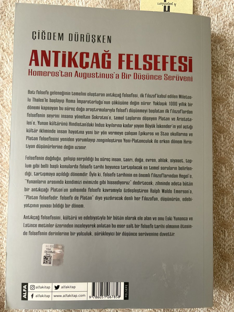Yıllardır en az 15-20 Yunan Mitolojisi kitabı okumuşumdur . Lakin bir türlü kafamda oturtamamıştım.

Özellikle yaratılış bölümü ilk defa net bir şekilde bu kitap sayesinde oturdu. 

Sadece felsefe değil Mitoloji okumaları yapmak isteyenlere de Homeros, Heseidos öncesinde