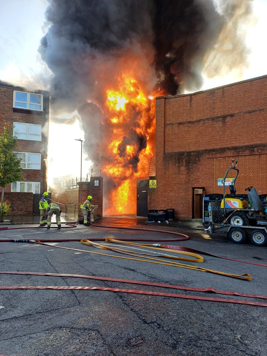 TrumpDailyHQ's tweet image. 🚨 BREAKING: Massive fire engulfs electrical substation in Westminster, London! 

Over 100 firefighters battle blaze in Maida Vale, 80 evacuated. Thick black smoke blankets area—residents told to seal windows! 🔥 

#LondonFire #BreakingNews