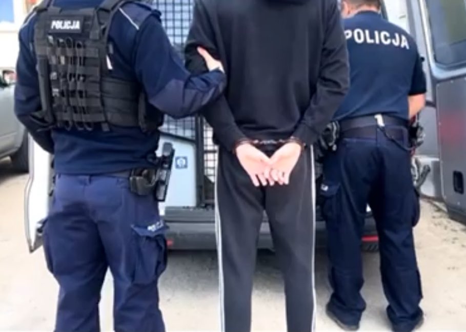 thepolandnews_'s tweet photo. W Piszu grupa nastolatków brutalnie pobiła 20-latka stojącego pod sklepem nocnym. Jak podaje policja, atak nie miał wyraźnego powodu. Napastnicy rzucili się na mężczyznę, szarpali go, bili po całym ciele i kopali, gdy upadł na ziemię. W ciężkim stanie trafił do szpitala.

Dzięki nagraniu z monitoringu policjantom udało się namierzyć i zatrzymać napastników. To mieszkańcy Pisza i Rucianego-Nidy w wieku od 16 do 19 lat. Wśród nich jest dwóch nieletnich.

Jeden z nich, decyzją sądu rodzinnego, został zwolniony i objęty nadzorem kuratora. Pozostałych pięciu przebywało w policyjnym areszcie.

Sąd zdecydował o zwolnieniu jednego z 17-latków. Trzech pozostałych 17-latków oraz 19-latek zostali tymczasowo aresztowani na trzy miesiące.

Grozi im do 10 lat więzienia.

📸 | Policja