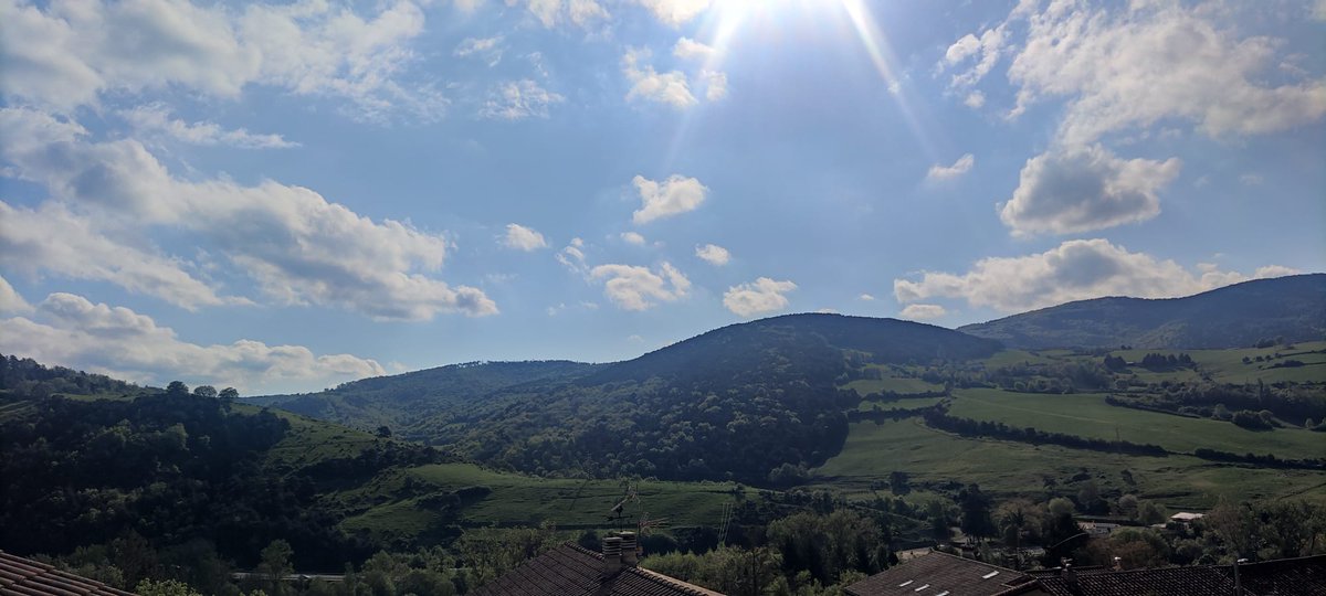 🌄 Este paisaje no se negocia. NO es NO.
No es solo tierra, montes o viento.
Es hogar, memoria y futuro.
📢 Y no vamos a permitir que los intereses hipócritas de Arena Green Power decidan su futuro.
#EstePaisajeNoSeNegocia
#RenovablesSíPeroNoAsí #TransiciónJusta
@haizeberriak