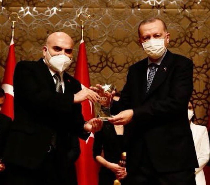 tcbuyuksehIr1's tweet photo. İBB soruşturmasında adı geçen, Cumhurbaşkanı Erdoğan’ın da elinden plaket alan Murat Kapki’nin rezidansından lüks otomobiller çıktığı öne sürülürken bu otomobiller Ekrem İmamoğlu ile delil olmadan ilişkilendirilmeye çalışıldı. https://t.co/PlhKffhCQ7