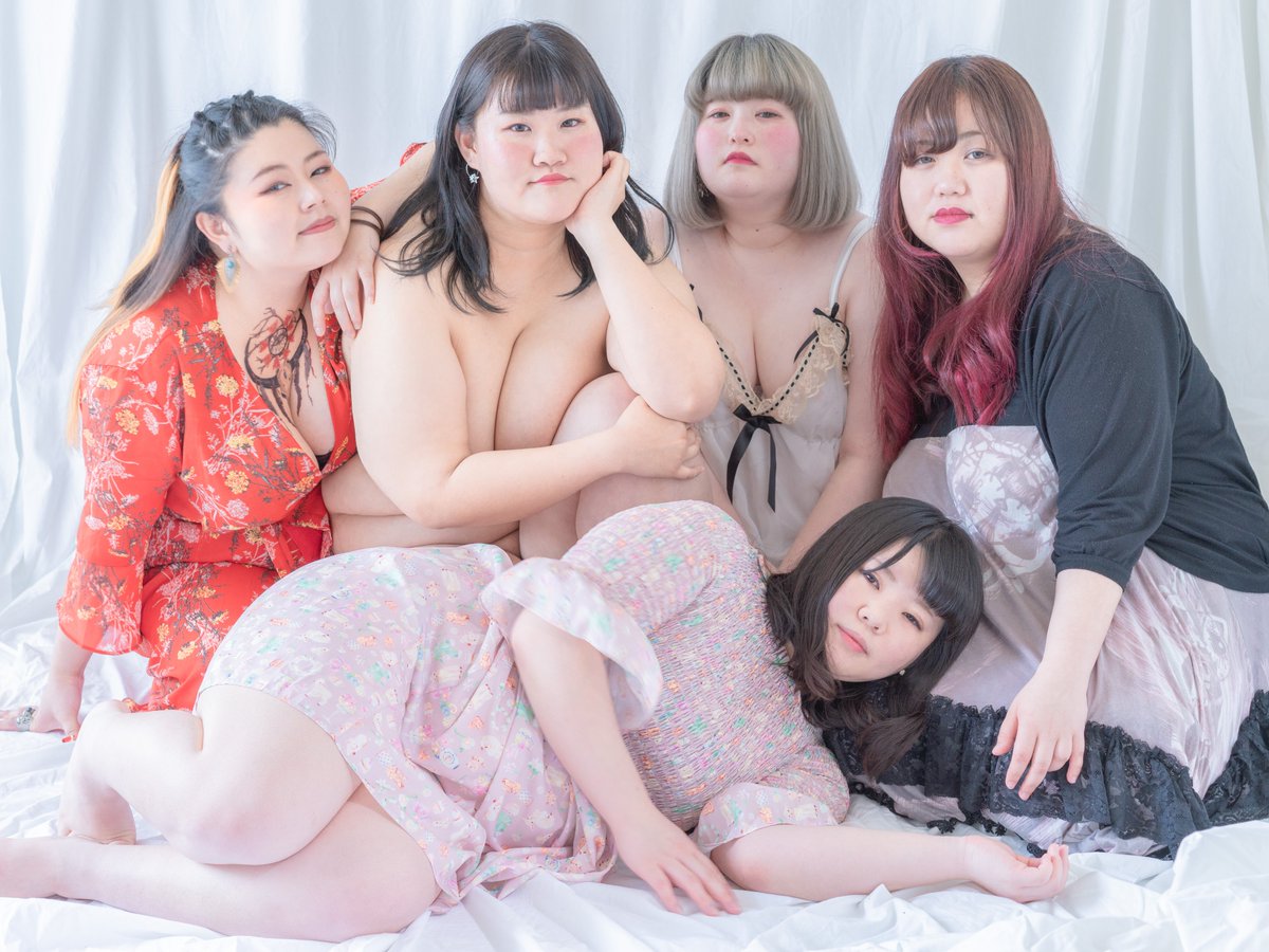 Poko_IDOHORININ's tweet photo. 7年前の明日。

当時「ダイバーシティー」という言葉が流行っていて、色々な人種の人をひとつの写真に収めることが流行っていたりした。

でも何故かお揃いの服装をしていることが多くて、「多様性と言いながらも何故同じ服装をさせるの？」と疑問に思って、それで勝手な格好とひとりのヌードでこの写真を撮った。

#モデル募集中
#plussize
#plussizewomen
#plussizemodel
#plussizefashion
#plussizebeauty
#curvy
#curvywomen
#curvymodel
#curvyfashion
#curvybeauty
#curvynstyle
#japan
#japanese
#플러스사이즈 
#빅사이즈 
#모델 
#肉肉女
#棉花糖女孩 
#胖胖 
#穿搭
#glamorousfashion
#bodypositive
#lovemycurves
#ぽっちゃり
#ぽっちゃりコーデ
#ぽっちゃりモデル
#プラスサイズ
#プラスサイズモデル