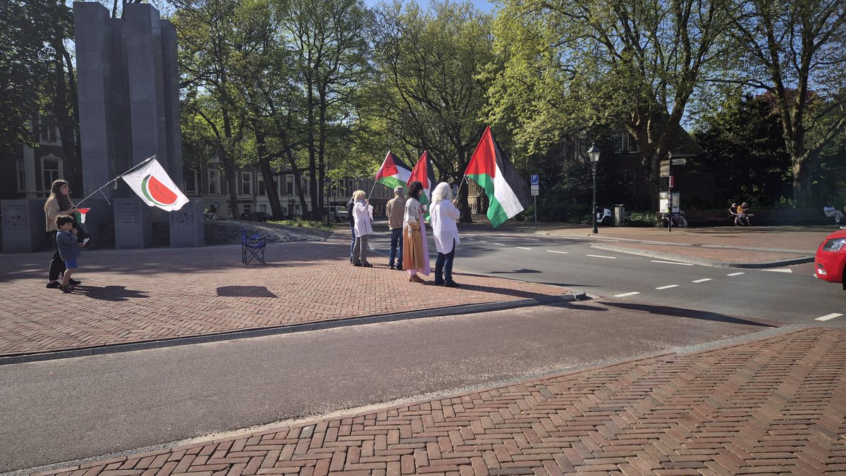 Bij het monument voor de WOll gevallenen wappert nu de vlag van de huidige Nazi-verheerlijkers en pogromplegers met genocidale wensen zoals neergelegd in artikel ll van hun handvest.