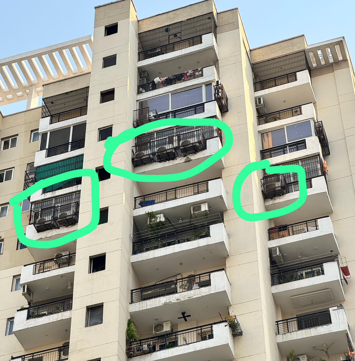 jaatdeependraa's tweet photo. मेरा @noida_authority से निवेदन है कि आप इस निवासी से बोलकर या कार्यवाही करके इन AC के आऊटर को हटवाये, ये बालकनी से बाहर लोहे के बक़्से में लटके है जो की सोसाइटी के नियमों के ख़िलाफ़ है 
जिससे कभी भी कोई भी जनहानि हो सकती है
नाम व पता: गजेन्द्र कुमार, B-1501 Golden Palms Sec 168 https://t.co/h6t9mJLkf4