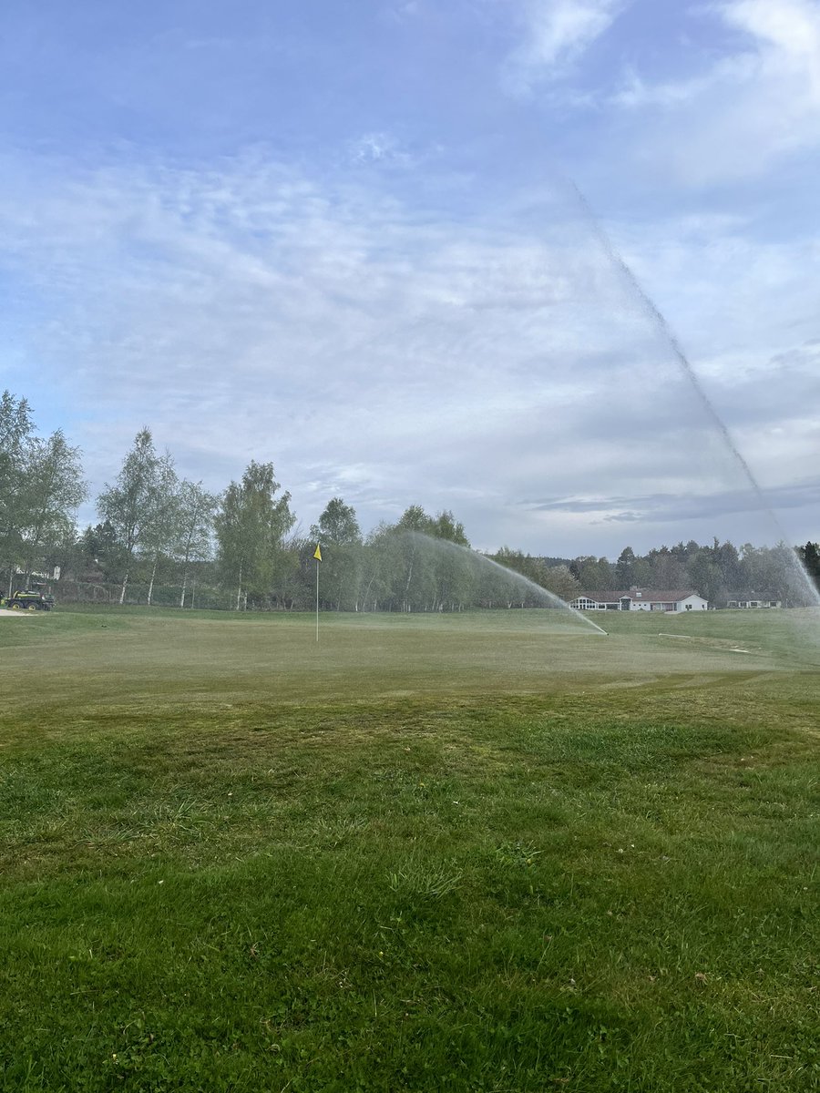 Perfect day to get some feed on the greens! Quick sprinkle with the irrigation and it’s gone 👍💪 <a href="/DavidCheape/">greenkeeper1982</a>