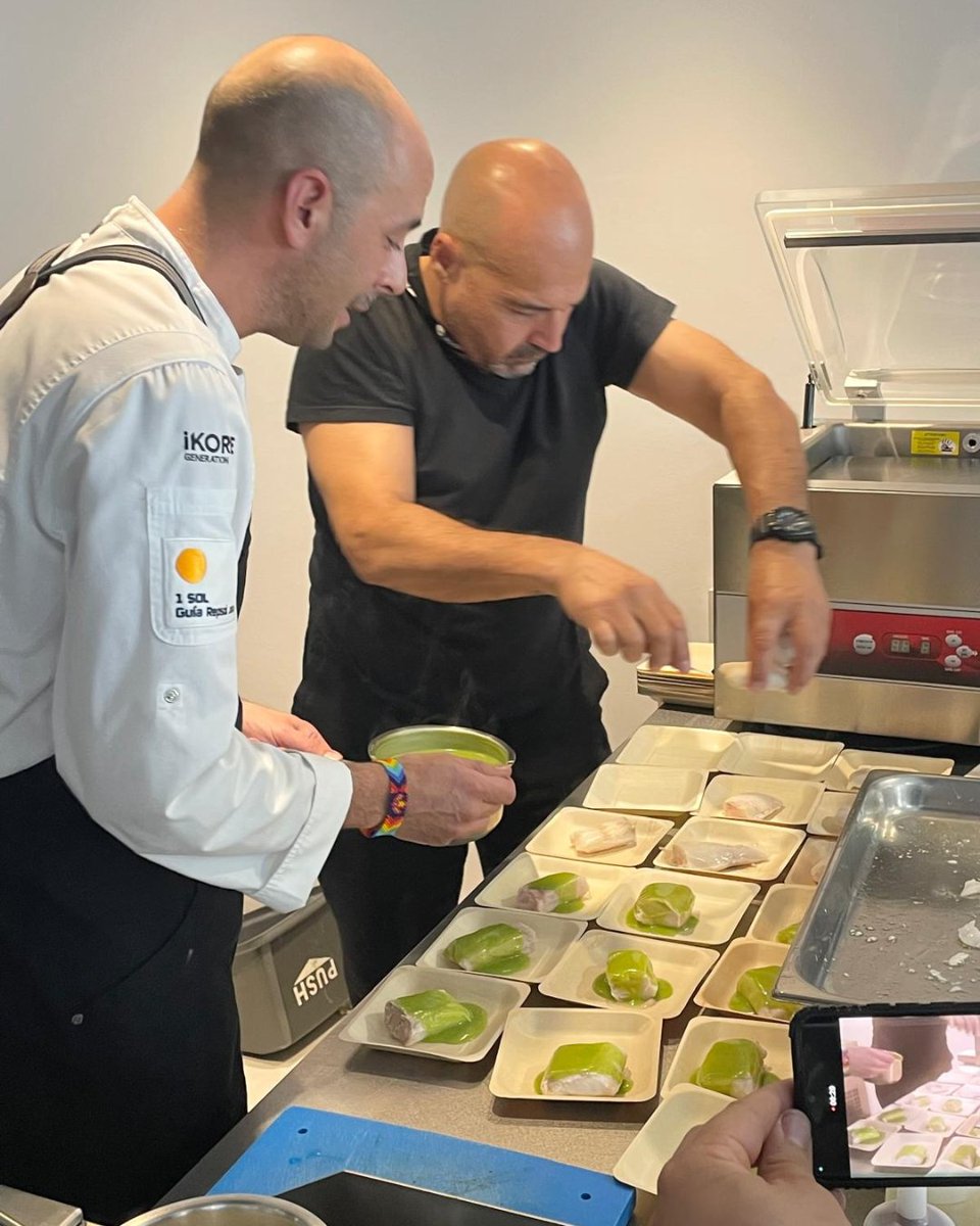 FagorPro's tweet image. 🍽️ Revivimos una de nuestras ediciones en Málaga junto a Javier Rodríguez, chef del @Restdelirios, para calentar motores de cara a lo que viene este año… porque cada vez queda menos.

#FagorAcademy #CocinaProfesional #BasqueCulinaryCenter #FagorProfessional #Formación