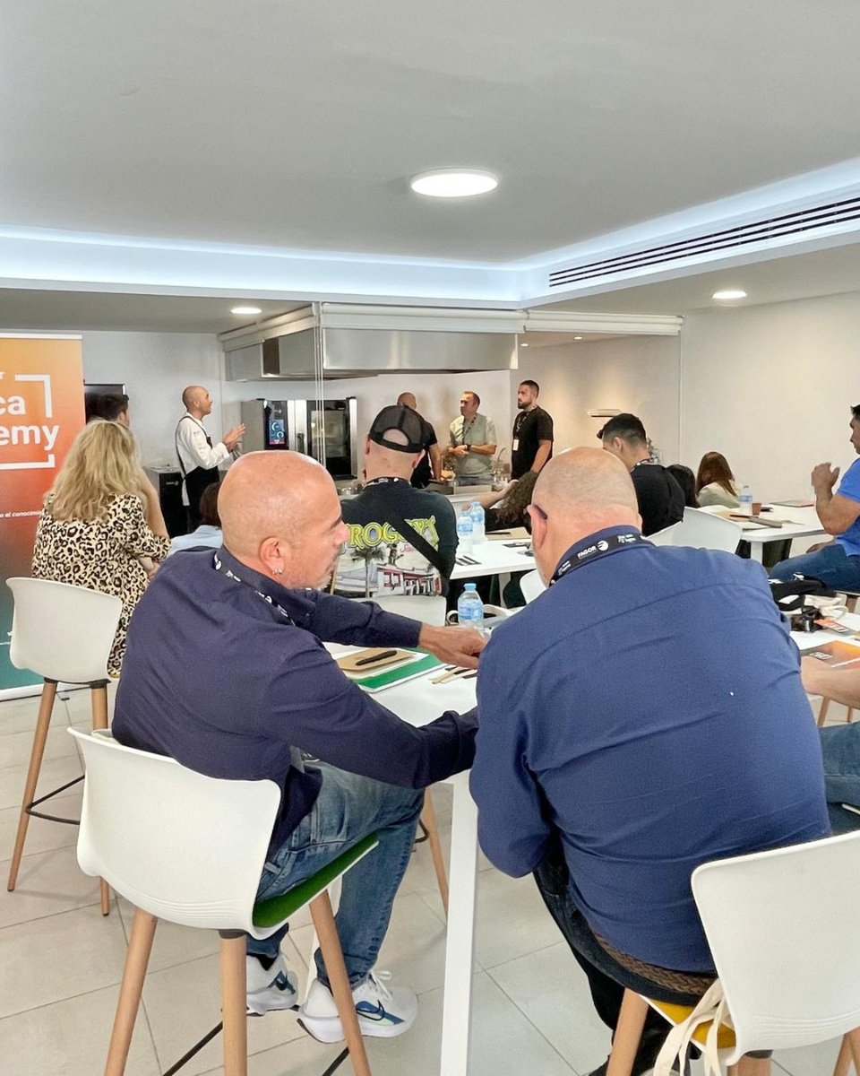 FagorPro's tweet image. 🍽️ Revivimos una de nuestras ediciones en Málaga junto a Javier Rodríguez, chef del @Restdelirios, para calentar motores de cara a lo que viene este año… porque cada vez queda menos.

#FagorAcademy #CocinaProfesional #BasqueCulinaryCenter #FagorProfessional #Formación