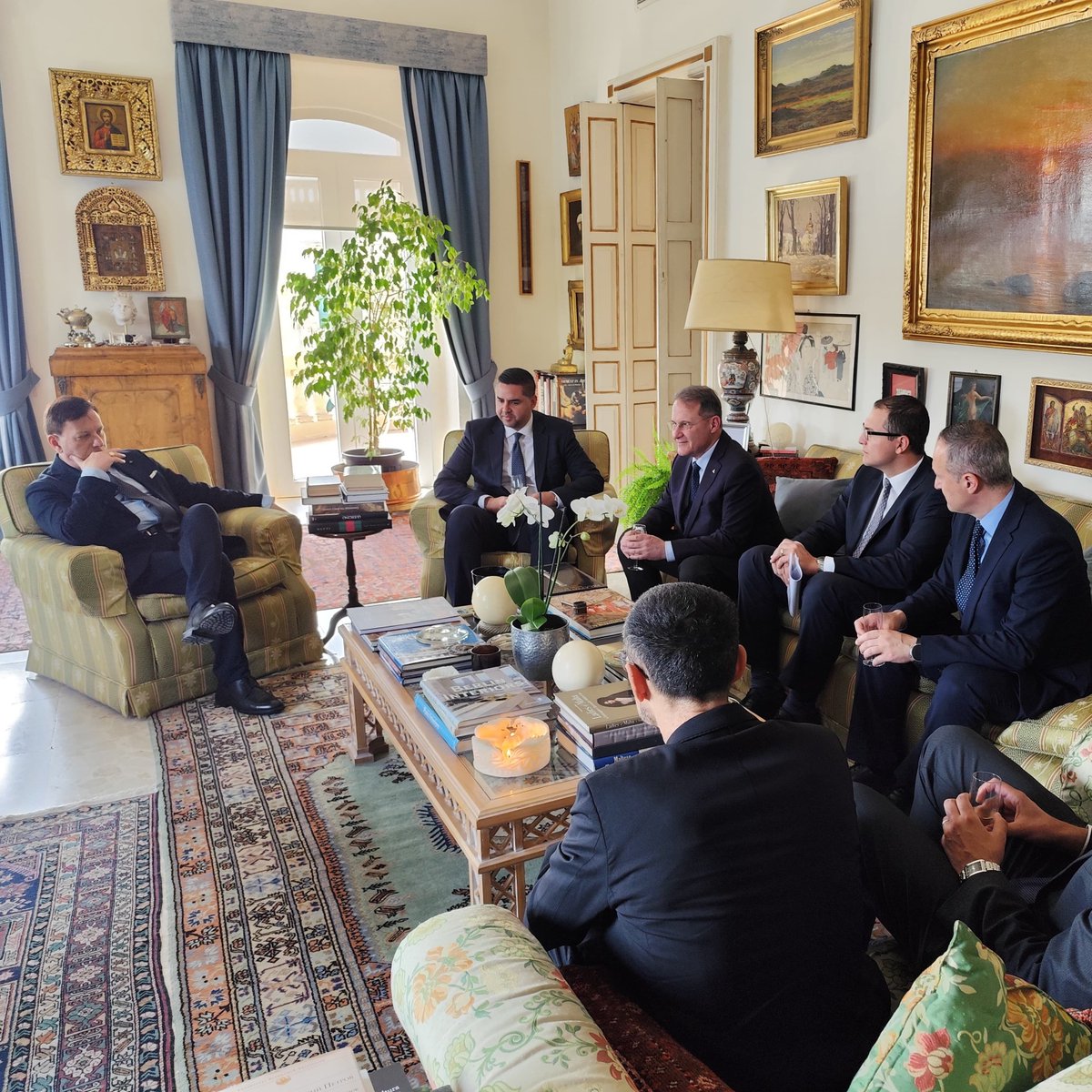 #Malta |Il Vice Min. <a href="/edmondocirielli/">edmondo cirielli</a> ha incontrato il Vice PM e Min. degli Esteri 🇲🇹 <a href="/DeputyPMIanBorg/">Ian Borg</a>. Proficuo confronto con il #SistemaItalia e celebrazioni per la tappa della Nave #Vespucci. Confermate eccellente stato relazioni bilaterali e proiezione del Sistema Paese.