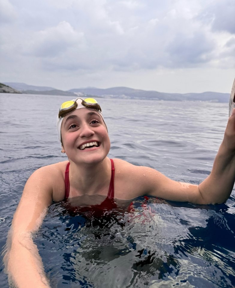 Açık su yüzücümüz Aysu Türkoğlu, 21 saat süren bir mücadeleyle Hawaii'deki Ka'iwi Kanalı'nı geçen ilk Türk Kadın ve en genç Türk sporcu oldu ! 

Tebrikler Aysu, seninle gurur duyuyoruz! 👏🌊🇹🇷