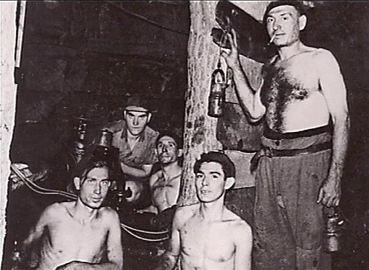 💡Com s'il·luminaven els miners abans de tenir #electricitat?
En una #mina, la llum era vital per poder treballar i, sovint, per sobreviure. Abans que arribés la #llum elèctrica, els miners utilitzaven les làmpares de carbur, un invent essencial que va canviarel seu dia a dia!