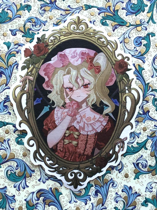 春例に持っていく肖像画風カードです!フランドール・レミリア・パチュリーの3人を描きました。ポストカードより一回り小さいくらいのサイズ感です。ざらっとした質感の紙に印刷していただいたのでアンティークのような風合いになりました#例大祭22 #第二十二回博麗神社例大祭 