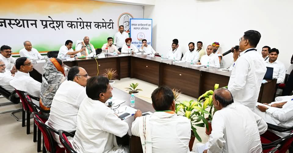 GirrajGujarINC's tweet photo. PCC @INCRajasthan के वार रूम जयपुर में राष्ट्रीय अध्यक्ष @kharge ने जिलाध्यक्षों से संगठन की गतिविधियों का फीडबैक लिया, इस दौरान सवाई माधोपुर कांग्रेस जिलाध्यक्ष होने के नाते संगठन को मजबूत और गतिशील बनाने के लिए अपने जिले की संगठनात्मक जानकारी साझा करने का सौभाग्य प्राप्त हुआ!🙏 https://t.co/u2EKMJ58pl