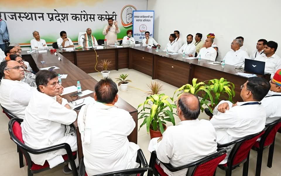 GirrajGujarINC's tweet photo. PCC @INCRajasthan के वार रूम जयपुर में राष्ट्रीय अध्यक्ष @kharge ने जिलाध्यक्षों से संगठन की गतिविधियों का फीडबैक लिया, इस दौरान सवाई माधोपुर कांग्रेस जिलाध्यक्ष होने के नाते संगठन को मजबूत और गतिशील बनाने के लिए अपने जिले की संगठनात्मक जानकारी साझा करने का सौभाग्य प्राप्त हुआ!🙏 https://t.co/u2EKMJ58pl