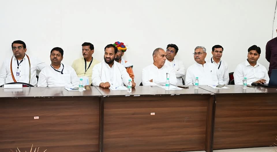 GirrajGujarINC's tweet photo. PCC @INCRajasthan के वार रूम जयपुर में राष्ट्रीय अध्यक्ष @kharge ने जिलाध्यक्षों से संगठन की गतिविधियों का फीडबैक लिया, इस दौरान सवाई माधोपुर कांग्रेस जिलाध्यक्ष होने के नाते संगठन को मजबूत और गतिशील बनाने के लिए अपने जिले की संगठनात्मक जानकारी साझा करने का सौभाग्य प्राप्त हुआ!🙏 https://t.co/u2EKMJ58pl