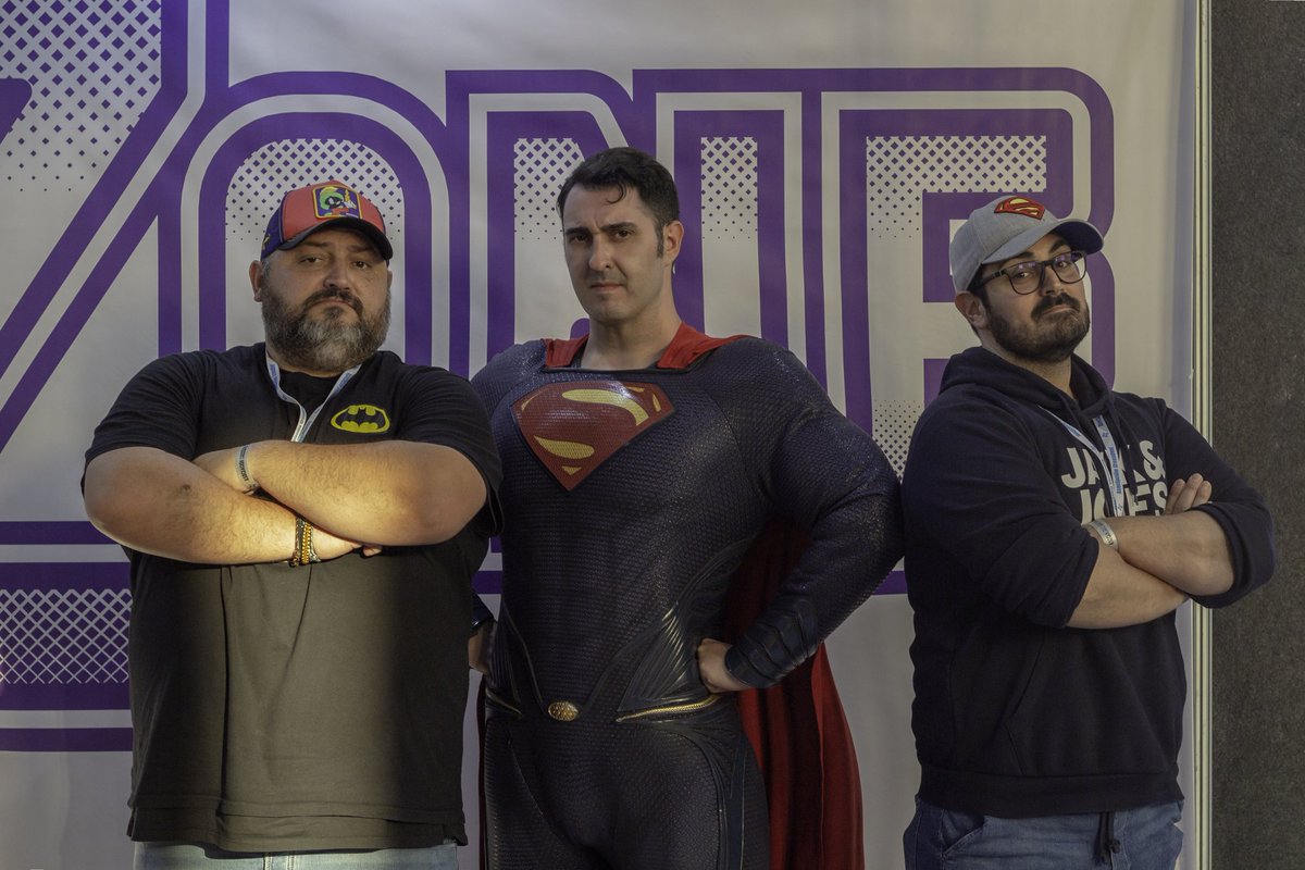 Me preguntaron "¿Eres Clark Kent o Superman?" Les respondí "Mitad y mitad, ¡Soy el Superman miope!" 
Gran momentazo con <a href="/jolivarestolosa/">Javi Olivares 📹 LBDK #Superman #LookUp ❤️💙💛</a> y <a href="/Guarrior10/">The Guarrior</a>