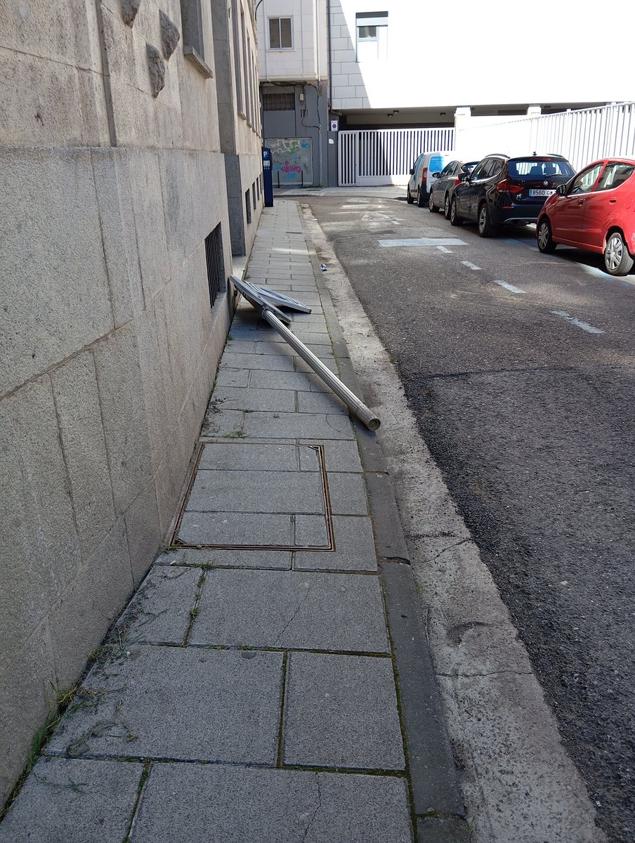 ponyy19's tweet photo. Ayer estaba en la esquina tirada y rota, hoy aparece en medio de la calle, nada puede hacer el @Aytoburgos o la @PoliciadeBurgos @PPBurgosCiudad @Vox_Burgos @cris_ayala_ @Andre94bu @ https://t.co/HXgxju41qN