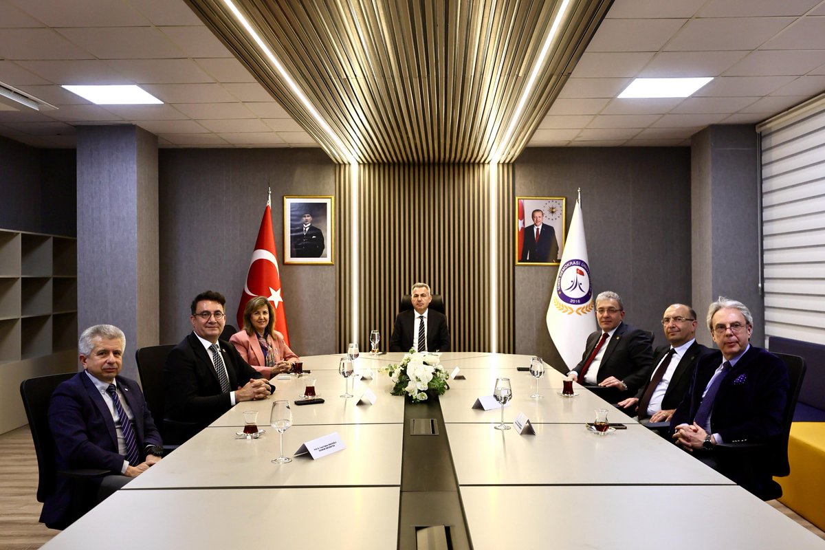 👉 Kentimizdeki üniversitelerin rektörlerinin katılımı ile düzenlenen İzmir Üniversiteleri Platformu Toplantısı, İzmir Valisi Sn. Dr. Süleyman Elban başkanlığında gerçekleşti. 

🤝 Rektörümüz Prof. Dr. Bayram Yılmaz'ın katıldığı, İzmir Demokrasi Üniversitesi ev sahipliğindeki