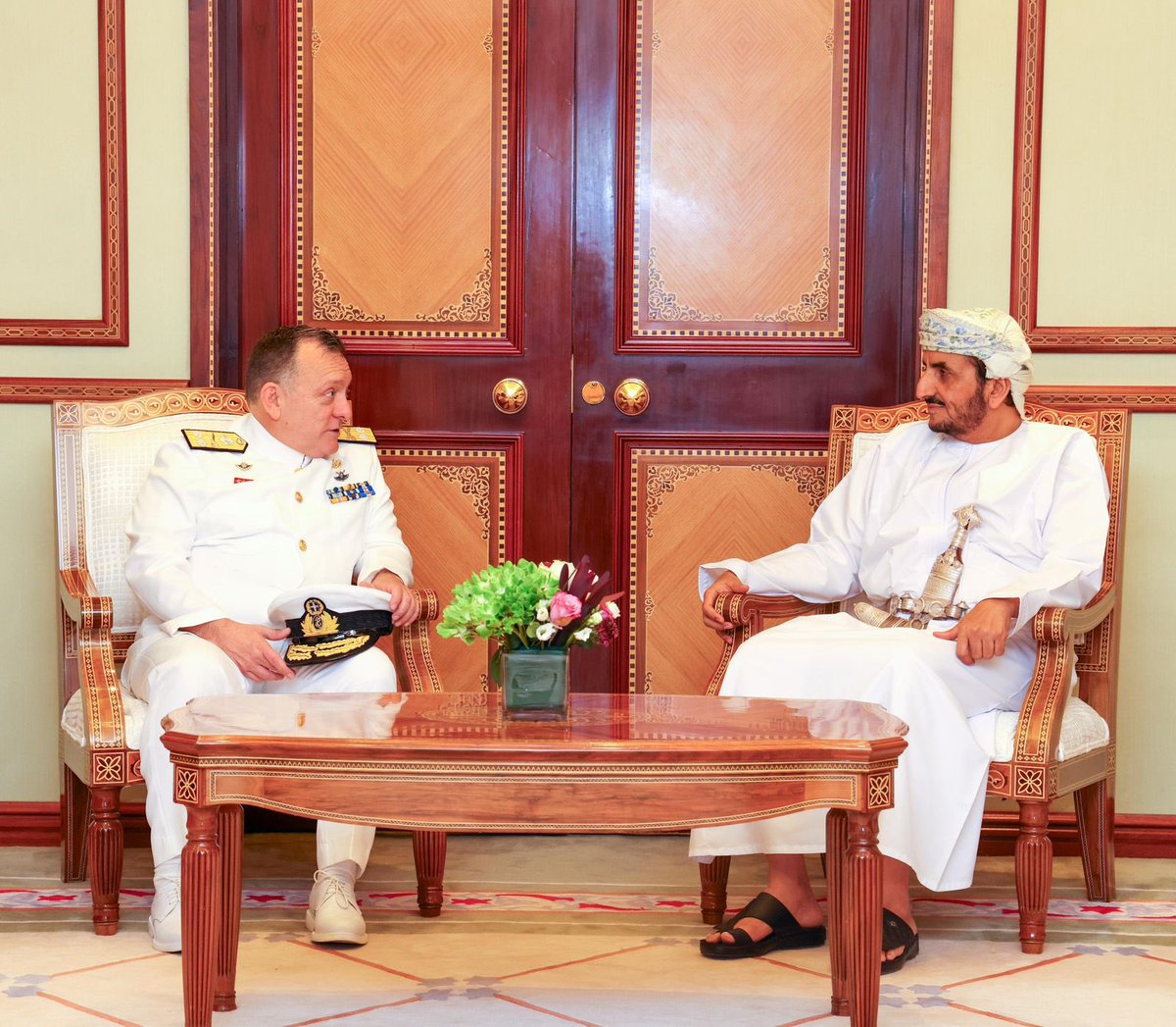 وزارة الخارجية (@fmofoman) on Twitter photo 📸 | التقى سعادة الشيخ <a href="/KhalifaAlharthy/">Khalifa Alharthy</a>، وكيل الوزارة للشؤون السياسية، اللواء فيليبس فليبوس جيرابارس قائد عملية المهمة البحرية للاتحاد الأوروبي اسبيدس، والفاضلة لارينا جوستاشنكو نائبة رئيس مندوبية الاتحاد الأوروبي في سلطنة عمان، وذلك اليوم بديوان عام وزارة الخارجية. 📸 | التقى سعادة الشيخ <a href="/KhalifaAlharthy/">Khalifa Alharthy</a>، وكيل الوزارة للشؤون السياسية، اللواء فيليبس فليبوس جيرابارس قائد عملية المهمة البحرية للاتحاد الأوروبي اسبيدس، والفاضلة لارينا جوستاشنكو نائبة رئيس مندوبية الاتحاد الأوروبي في سلطنة عمان، وذلك اليوم بديوان عام وزارة الخارجية.