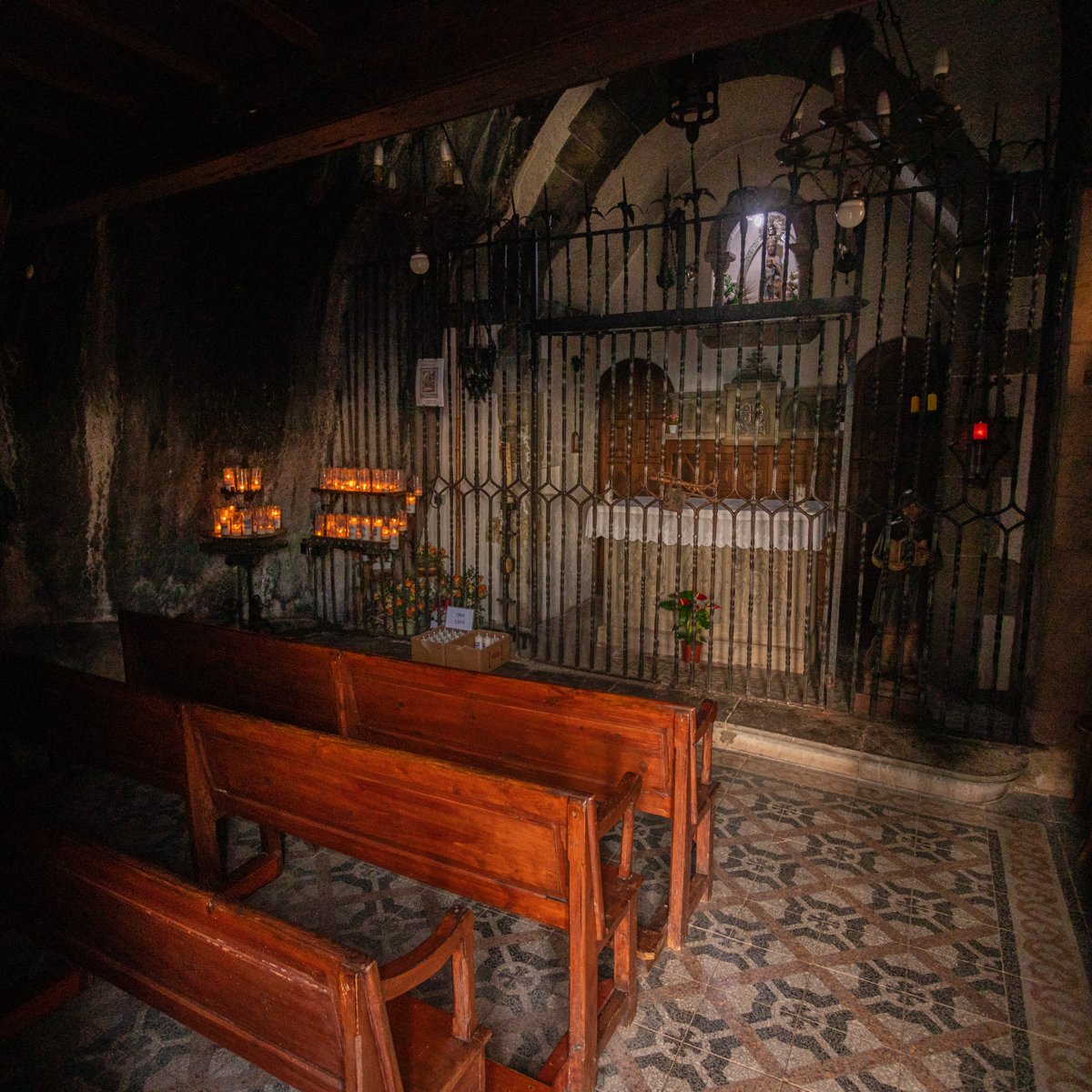 ⛪ El Santuari de la Mare de Déu de Montgrony, situat al municipi de Gombrèn. El santuari, dalt d'un cingle a 1.370 metres, està envoltat d'un entorn natural excepcional i ofereix vistes espectaculars del Ripollès. 🏞️ #ripollesturisme  #visitpirineus #catalunyaexperience