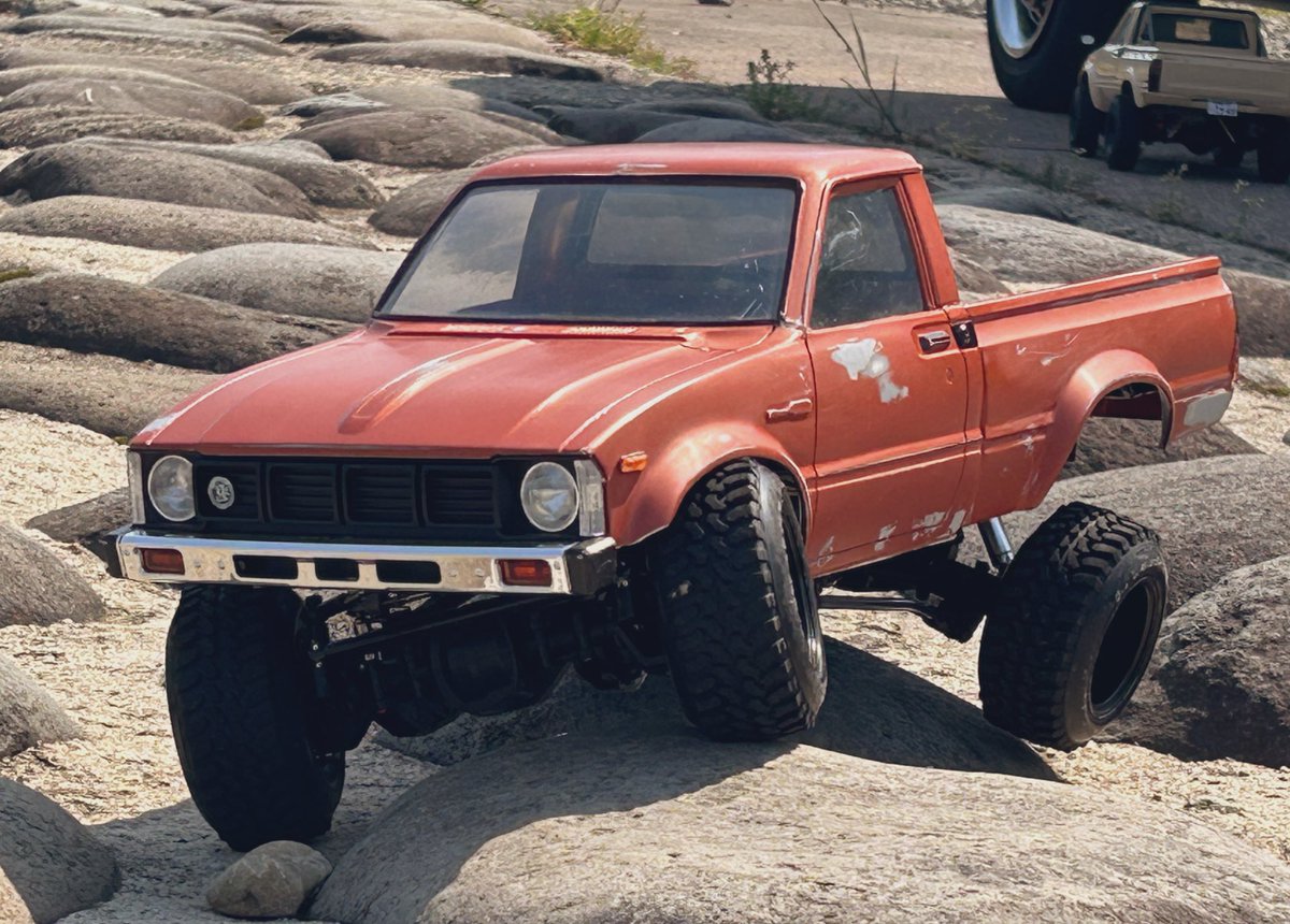 dNKEom8gypQ4DNl's tweet image. なんだかんだで結局CC02全部やめられないのはこのエグい食い込みができるから⭐️ハイラックスでこの太さのタイヤと深リムを食い込ませて走れるって他にないですからね😙
全然食わないタイヤがまた面白い🙌#cc02 #ハイラックス　#クローラー