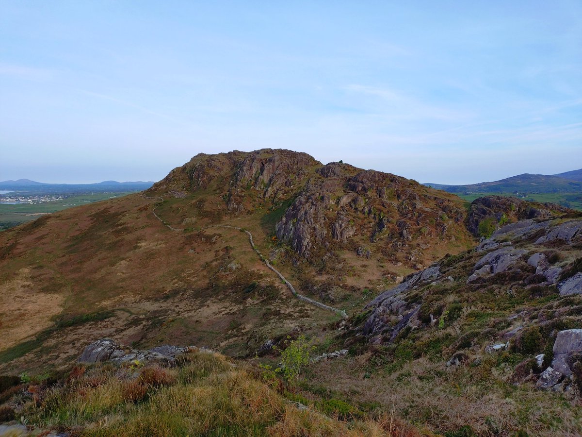 SimplyPaul's tweet photo. #FunFact: I like to start my days off with a leg stretch. Up #MoelYGest this morning (263m) with a bit of rock hopping along the way. Lovely views across #Porthmadog & along #YCob.
#AllGoodCardio https://t.co/UTdiMlUhx5