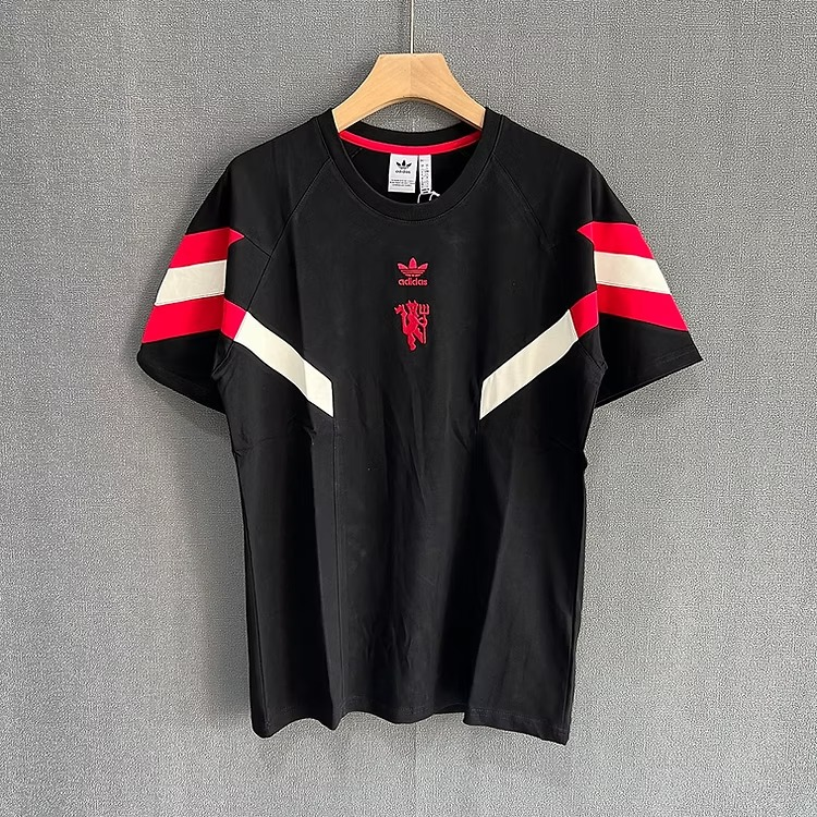 jersey_code's tweet photo. Not just football. This is fashion. 🖤 The Originals x Man Utd collab brings vintage heat to your everyday fit. 
Jersey sh1600

☎️ 0743 616 717

📍 New Generation Exhibition, Tom Mboya street, Next to Platinum Plaza. Ground floor shop B8

🚚 We deliver countrywide https://t.co/nIfAWDp5s2